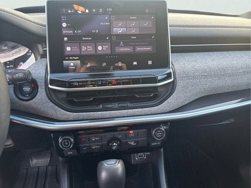 Used 2024 Jeep Compass Latitude image 11