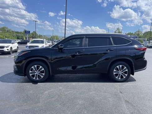 Used 2023 Toyota Highlander XLE AWD/4WD image 3