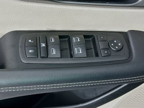 Certified 2023 Chrysler Pacifica Touring-L FWD image 26