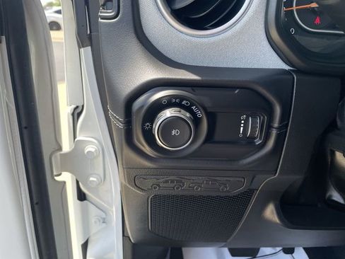 Used 2025 Jeep Wrangler Unlimited Sahara AWD/4WD image 21