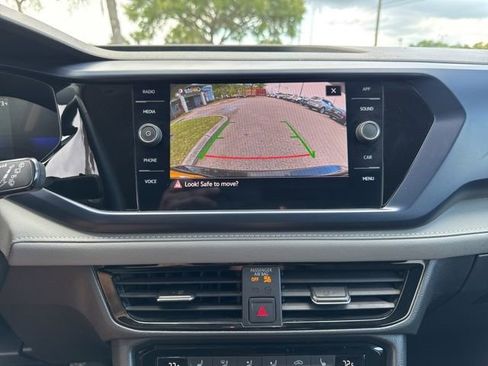 Used 2024 Volkswagen Taos SE image 28