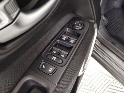 Used 2020 Jeep Renegade Latitude image 23