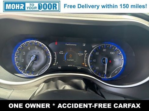Used 2023 Chrysler Pacifica Touring-L image 15