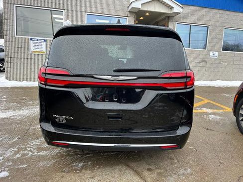 Used 2024 Chrysler Pacifica Touring image 4