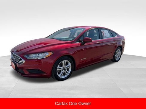 Used 2018 Ford Fusion SE image 2