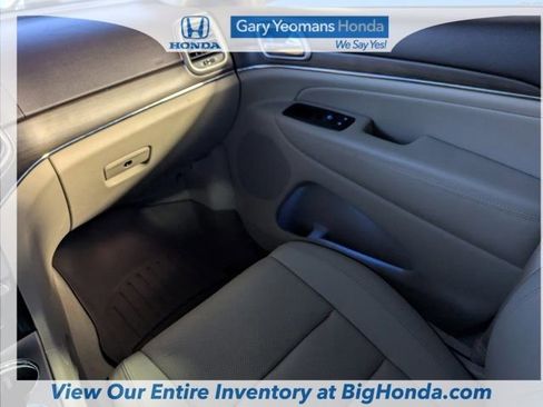 Used 2017 Jeep Grand Cherokee Overland w/ Jeep Active Safety Group image 14