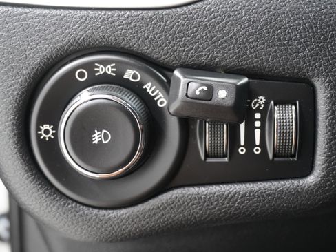 Used 2016 Jeep Cherokee Limited image 21