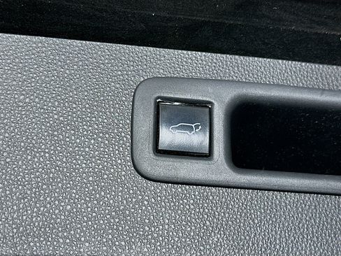 Used 2020 Toyota Highlander XLE FWD image 32