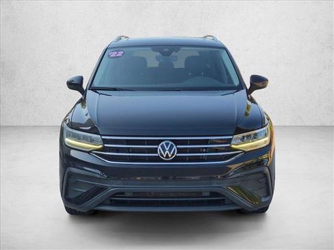 Used 2022 Volkswagen Tiguan SE w/ Panoramic Sunroof Package FWD image 2