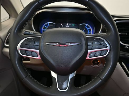 Used 2023 Chrysler Pacifica Touring-L FWD image 13