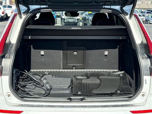 Used 2022 Volvo XC60 T8 R-Design image 12