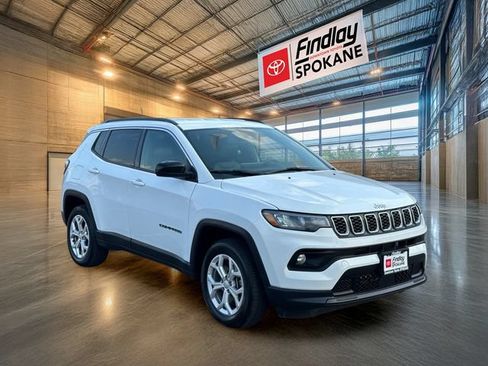 Used 2024 Jeep Compass Latitude AWD/4WD image 2