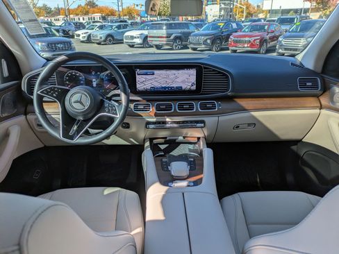 Used 2024 Mercedes-Benz GLS 450 4MATIC image 40