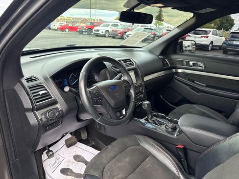 Used 2018 Ford Explorer XLT w/ Equipment Group 202A AWD/4WD image 11