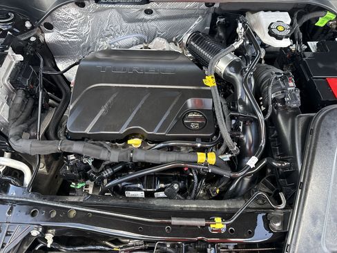 Used 2025 Chevrolet Trax LT FWD image 17