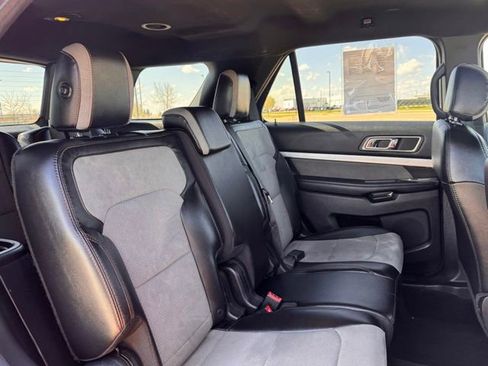 Used 2017 Ford Explorer XLT w/ Equipment Group 202A AWD/4WD image 29