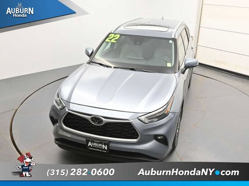 Used 2022 Toyota Highlander XLE AWD/4WD image 29