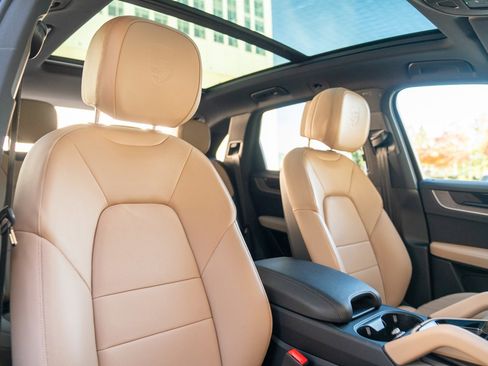 Used 2025 Porsche Cayenne image 25