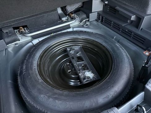 Used 2023 Nissan Rogue S image 32