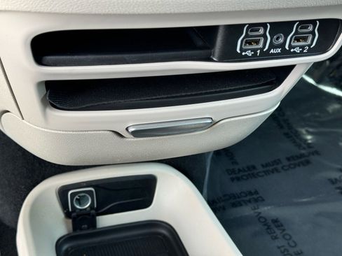 Used 2024 Chrysler Pacifica Touring-L image 31