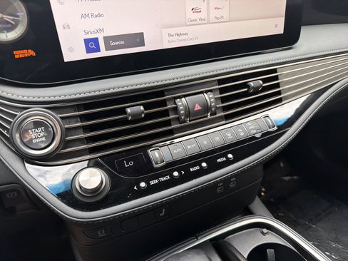 Used 2023 Lexus LS 500 w/ Accessory Package (Z2) RWD image 31