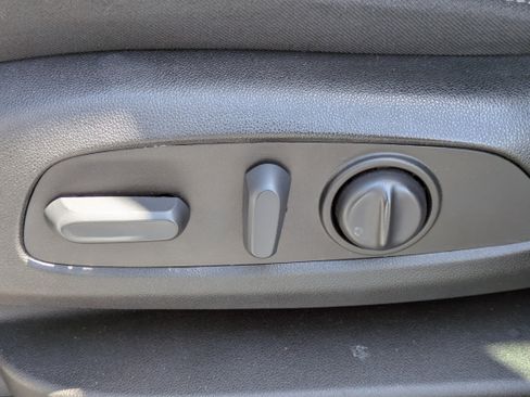 Used 2022 Chevrolet Traverse LT FWD image 13