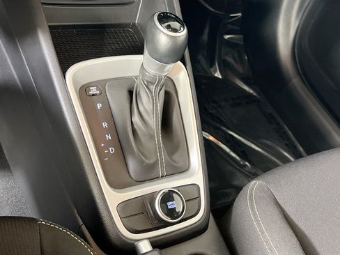 Used 2024 Hyundai Venue SEL FWD image 16