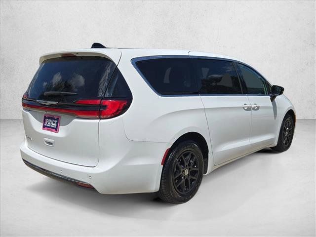 Used 2024 Chrysler Pacifica Touring-L FWD image 5