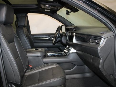 Used 2022 GMC Yukon XL Denali w/ Denali Premium Package image 14