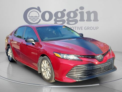 Used 2018 Toyota Camry LE FWD image 5