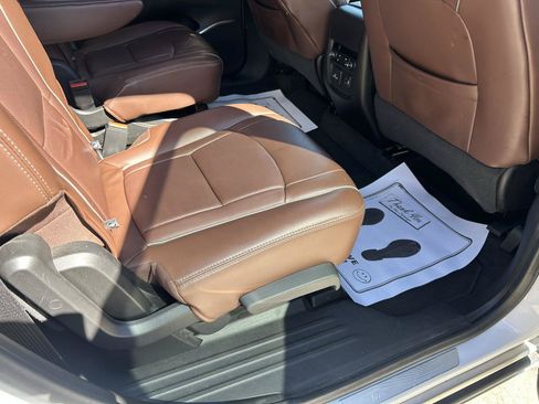 Used 2018 Buick Enclave Avenir w/ Avenir Technology Package AWD/4WD image 11