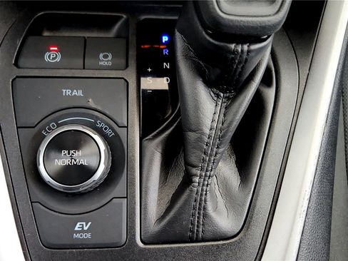 Certified 2025 Toyota RAV4 XLE AWD/4WD image 31