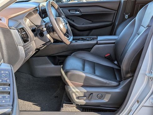 Used 2022 Nissan Rogue SL w/ SL Premium Package image 11