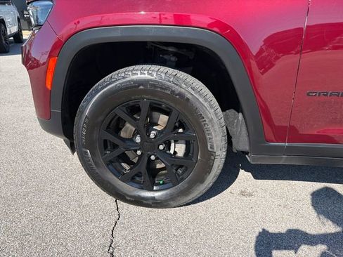 Used 2025 Jeep Grand Cherokee Altitude image 47