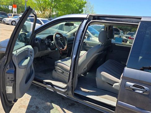 Used 2007 Chrysler Town & Country image 8