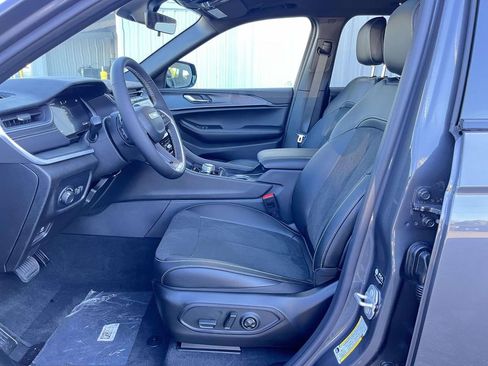 New 2025 Jeep Grand Cherokee Altitude image 23