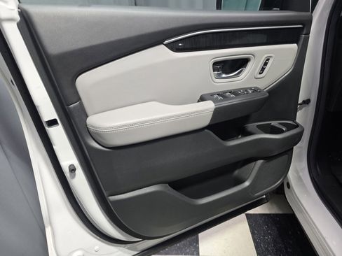 Used 2025 Honda Pilot Elite image 19
