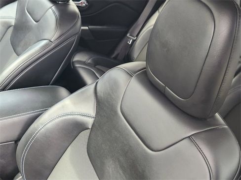 Used 2019 Jeep Cherokee Latitude Plus w/ Comfort/Convenience Group image 24