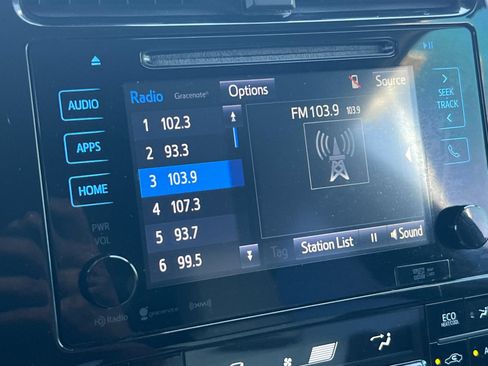 Used 2016 Toyota Prius Three Touring w/ Preferred Accessory Package FWD image 17