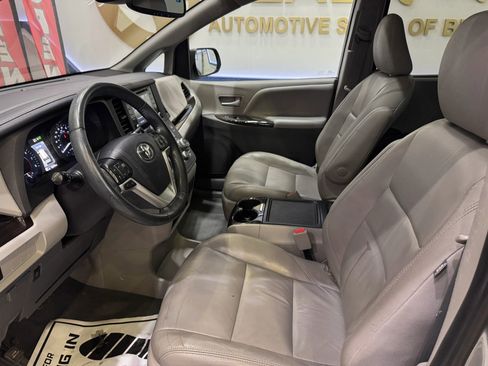 Used 2020 Toyota Sienna XLE image 22