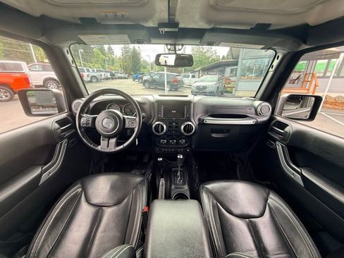 Used 2017 Jeep Wrangler Unlimited Sahara w/ Connectivity Group AWD/4WD image 15