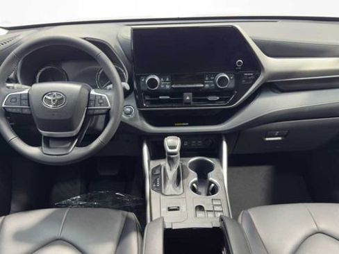 Used 2023 Toyota Highlander XLE FWD image 18