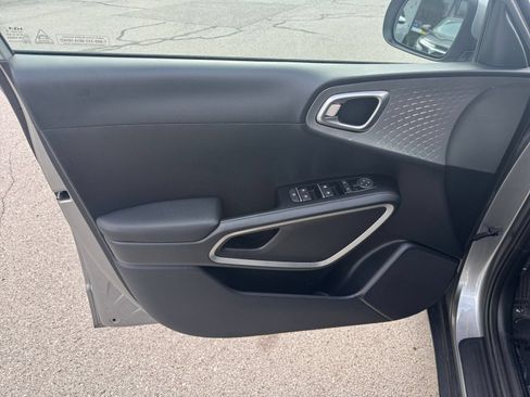 Used 2025 Kia Soul LX w/ LX Technology Package FWD image 15