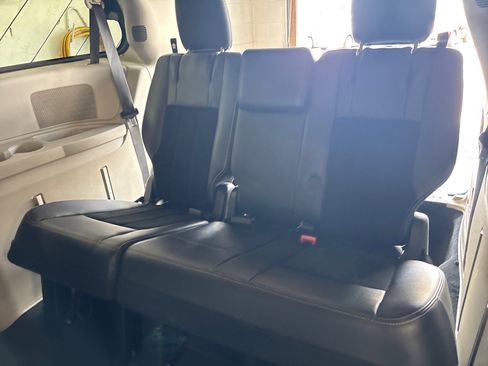 Used 2017 Dodge Grand Caravan SXT w/ Rear Park Assist Package FWD image 5