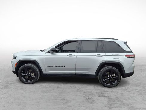 Used 2023 Jeep Grand Cherokee Altitude image 2