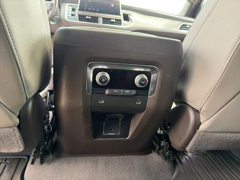 Used 2023 GMC Yukon XL SLT RWD image 32