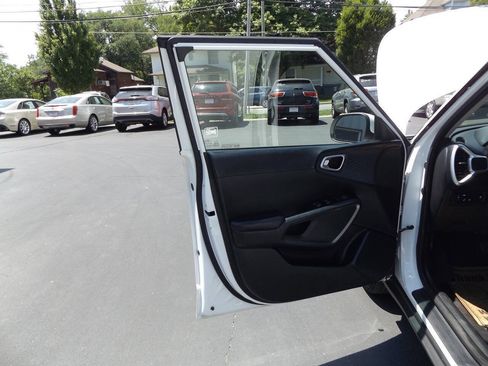 Used 2020 Kia Soul S FWD image 17