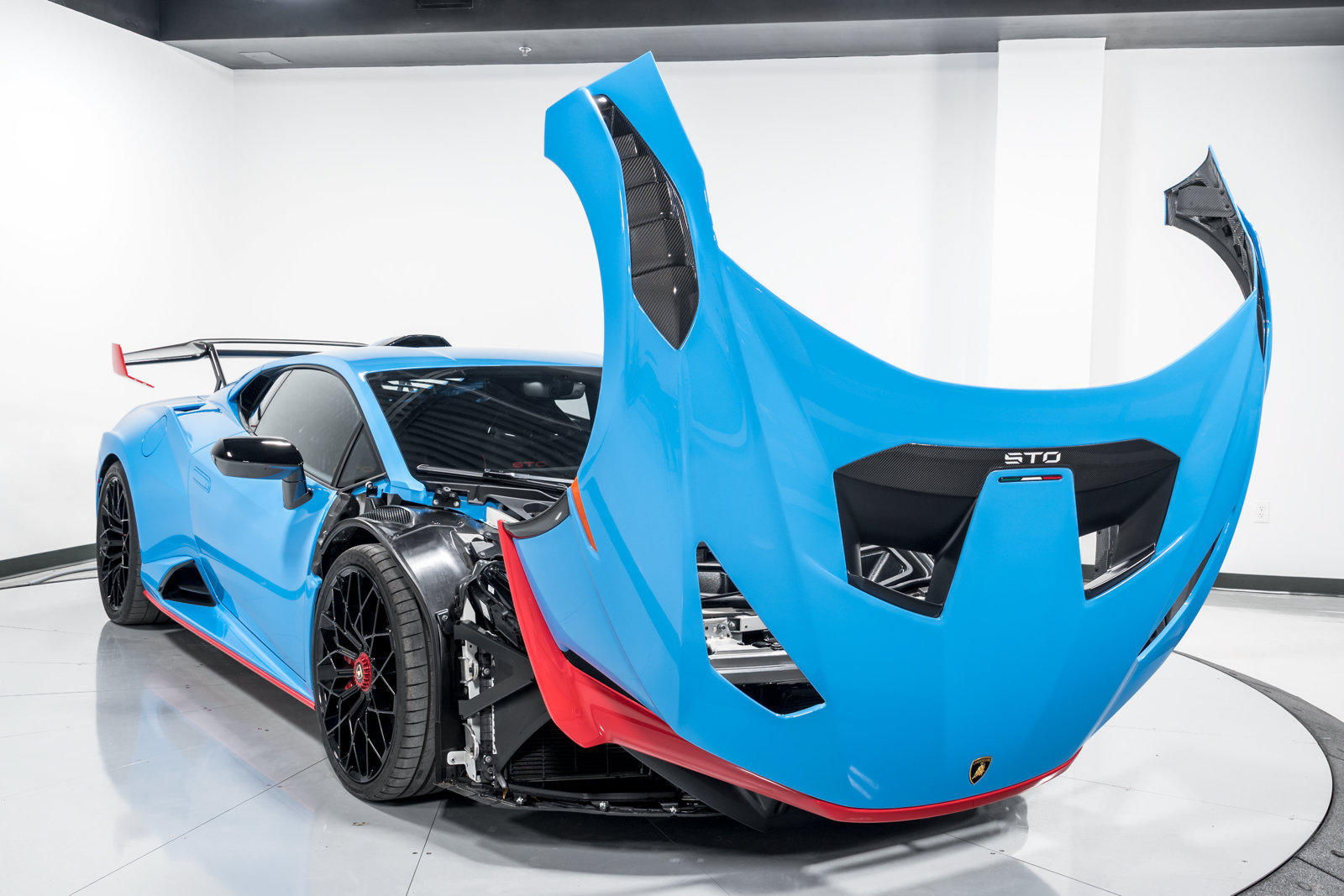 Used 2024 Lamborghini Huracan STO RWD image 44