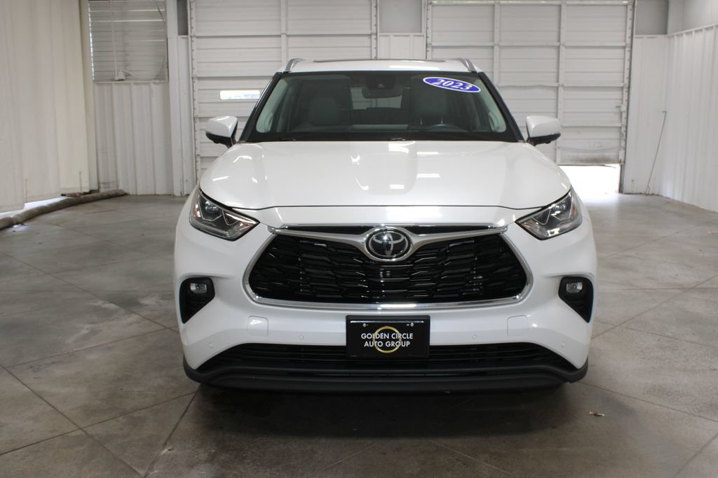 Used 2023 Toyota Highlander Limited FWD image 3