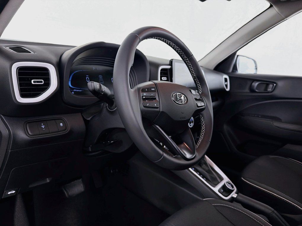 Used 2026 Hyundai Venue SEL FWD image 14